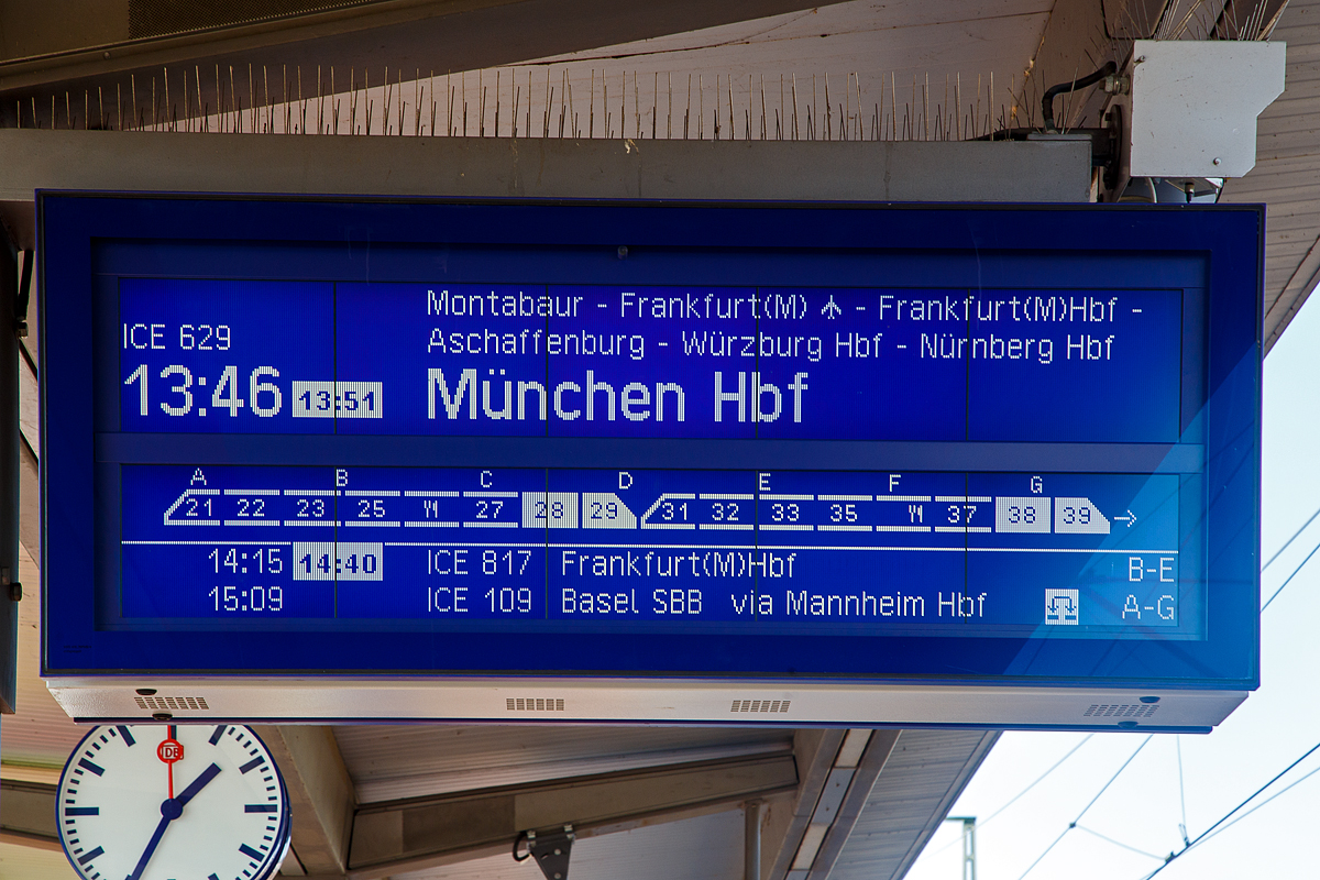 Die Anzeigentafel am Bahnsteig 6 im Bahnhof Siegburg/Bonn am 25.03.2022.

Sie zeigt den ICE 629 nach Mnchen an, der um 13:51 mit 5 Minuten Versptung einfahren wird. Wir reisen mit ihm, da unsere Pltze im Wagen reserviert sind, mssen wir folglich im Bereich C aufstellen.

Der ICE 629 wird mit zwei gekuppelten Triebzgen der BR 403 gefahren.

brigens, wer von Italien nach Mnchen will muss achtgeben, nach Monaco ist nicht unbedingt die falsche Richtung. Denn auf Italienisch heit Mnchen nmlich „Monaco di Baviera“.
