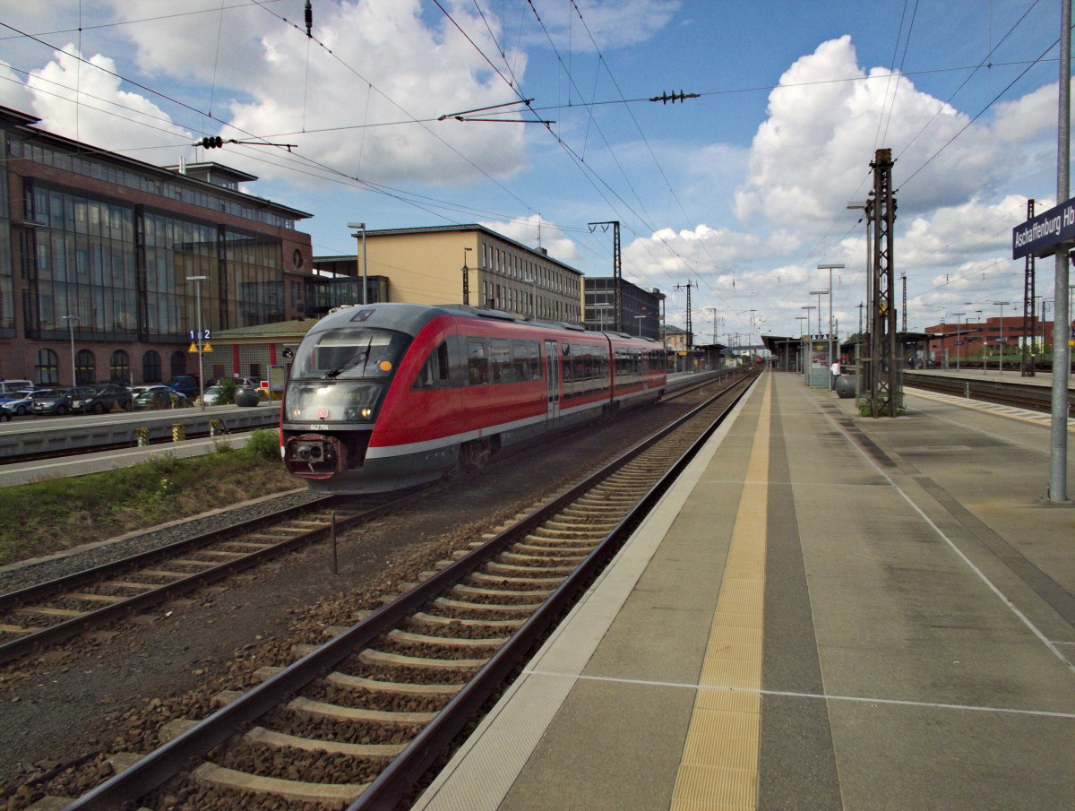 Die von Aschaffenburg in süd-westlicher Richtung nach Baden-Würrtemberg führenden Diesel-Strecken bedient die Westfrankenbahn mit ihren Dieseltriebwagen. Neben 628ern bilden dabei die Desiros der Baureihe 642 das Rückgrat des Verkehrs. Hier verlässt 642 204 den Aschaffenburger Hauptbahnhof in Richtung Miltenberg.