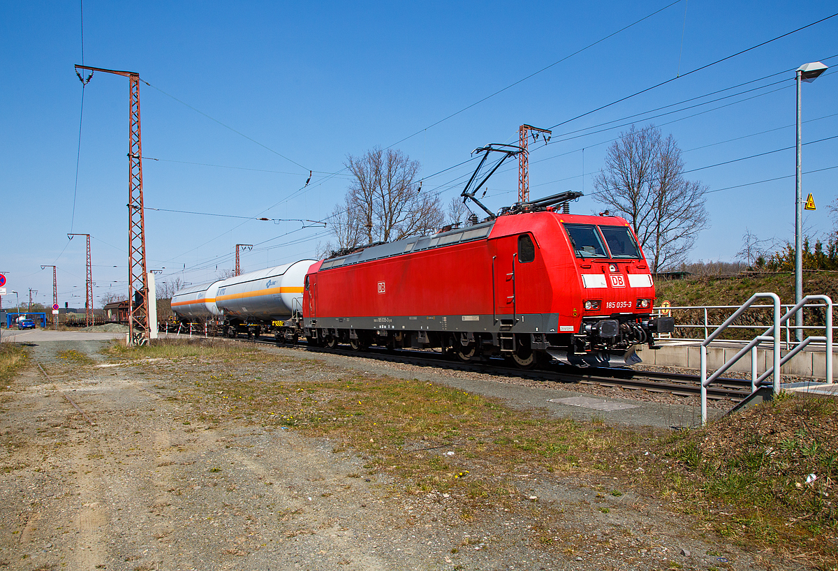 Die auch für Frankreich zugelassene 185 035-3 (91 80 6185 035-3 D-DB) der DB Cargo AG fährt am 28.04.2021, mit einem sehr langen und schweren gemischten Güterzug, durch Rudersdorf (Kr. Siegen) über die Dillstrecke (KBS 445) in südlicher Richtung. Der Zug schwer, denn am Zugschluss befand sich noch die an die DB Cargo AG vermietete Railpool 151 099-9 (91 80 6151 099-9 D-Rpool) als Nachschiebelok. 

Die TRAXX F140 AC1 wurde 2001 von ADtranz (ABB Daimler-Benz Transportation GmbH) in Kassel unter der Fabriknummer 33433 gebaut. Sie hat die Zulassungen für Deutschland und Frankreich.