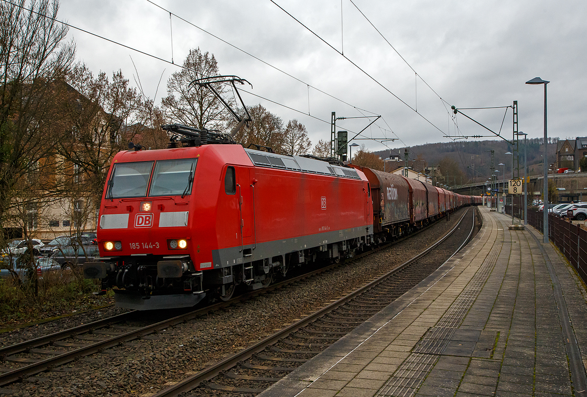 Die auch für die Schweiz zugelassene 185 144-3 (91 80 6185 143-3 D-DB) der DB Cargo fährt am 03.12.2021 mit einem sehr langen Coilzug durch den Bahnhof Kirchen(Sieg) in Richtung Köln.

Die TRAXX F140 AC1 (BR 185.0 XS) wurde 2003 von Bombardier in Kassel unter der Fabriknummer 33609 gebaut. Sie hat die Zulassungen für Deutschland und die Schweiz.
