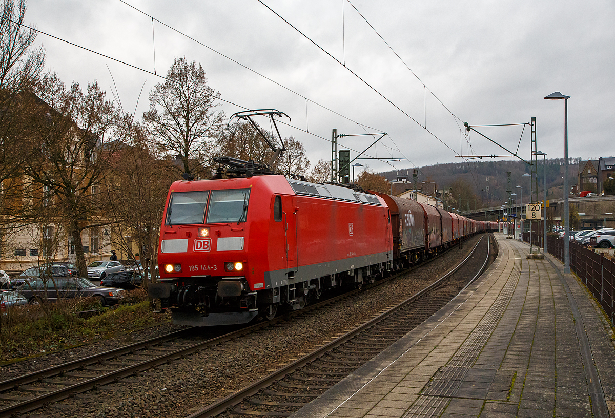 Die auch für die Schweiz zugelassene 185 144-3 (91 80 6185 143-3 D-DB) der DB Cargo fährt am 03.12.2021 mit einem sehr langen Coilzug durch den Bahnhof Kirchen(Sieg) in Richtung Köln.

Die TRAXX F140 AC1 (BR 185.0 XS) wurde 2003 von Bombardier in Kassel unter der Fabriknummer 33609 gebaut. Sie hat die Zulassungen für Deutschland und die Schweiz.
