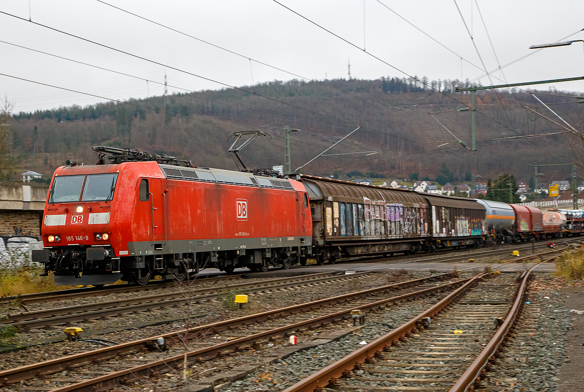 Die auch für die Schweiz zugelassene 185 146-8 (91 80 6185 146-8 D-DB) der DB Cargo AG fährt am 04.12.2021 mit einem gem. Güterzug durch niederschelden in Richtung Köln.

Die TRAXX F140 AC1 (BR 185.0 XS) wurde 2003 von Bombardier in Kassel unter der Fabriknummer 33613 gebaut. Sie hat die Zulassungen für Deutschland und die Schweiz.