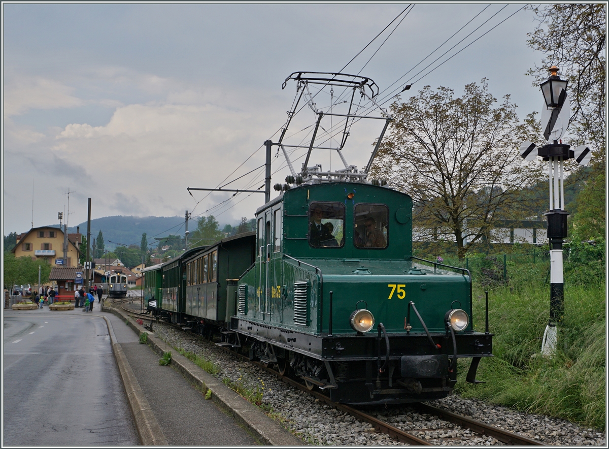 Die B-C +GF+ Ge 4/4 75 verlässt Blonay mit einem Reisezug Richtung Chaulin. Meist ist die Lok in Chaulin im Rangierdienst eingesetzt, so dass sie eher selten auf der Strecke der Blonay Chamby Bahn zu sehen ist, zu Unrecht scheint mir, passt sie doch vorzüglich zu diesem Zug.
14. Mai 2016