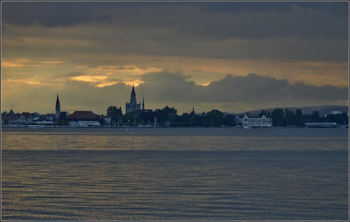 Die Bahn an den Rand gestellt. Ein Unwetter färbt den Himmel ganz bedrohlich über Konstanz. August 2014.