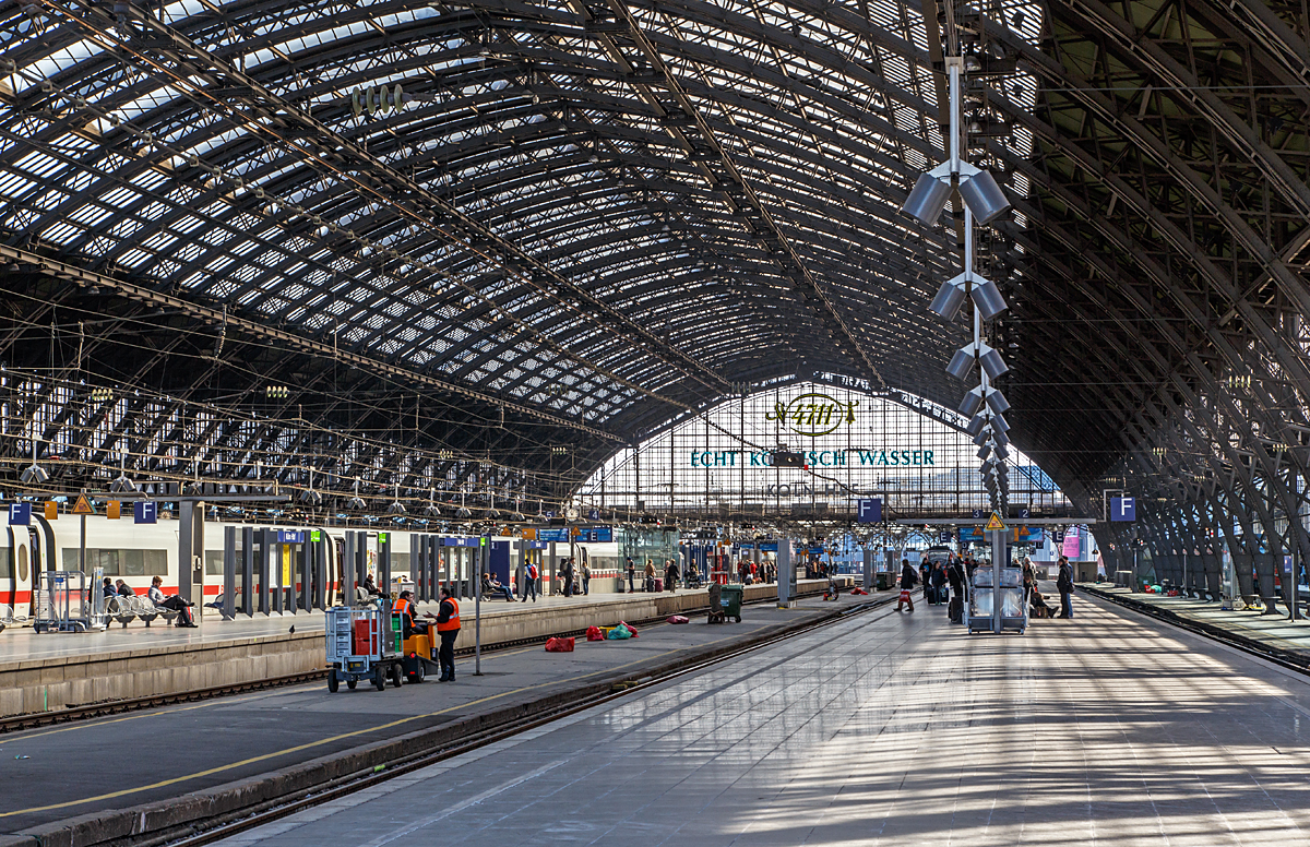 
Die Bahnsteighalle (Mittelhalle) vom Hauptbahnhof Köln (Blickrichtung osten) am 08.03.2015.  Mit einer Spannweite von 64 Metern überspannt die Mittelhalle die Gleise 2 bis 7.