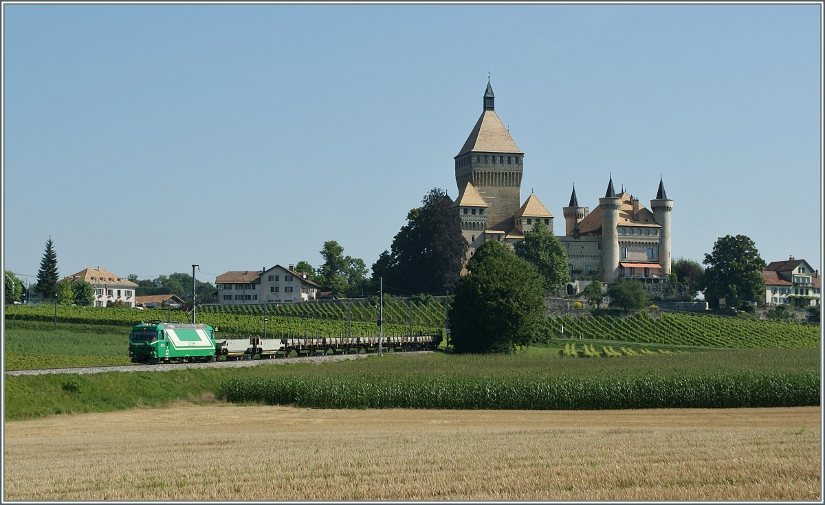 Die BAM Ge 4/4 mit ein Zehnwagengterzug beim Chteau de Vufflens.
15. August 2013