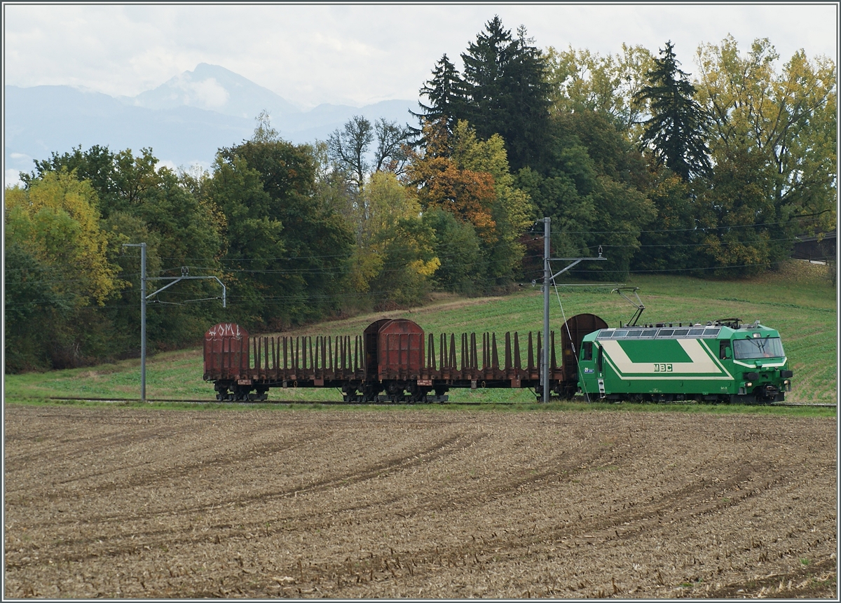 Die BAM Ge 4/4 N° 21 mit zweie Güterwagen zwischen Chardonney und Reverolle. 
15. Okt. 2014