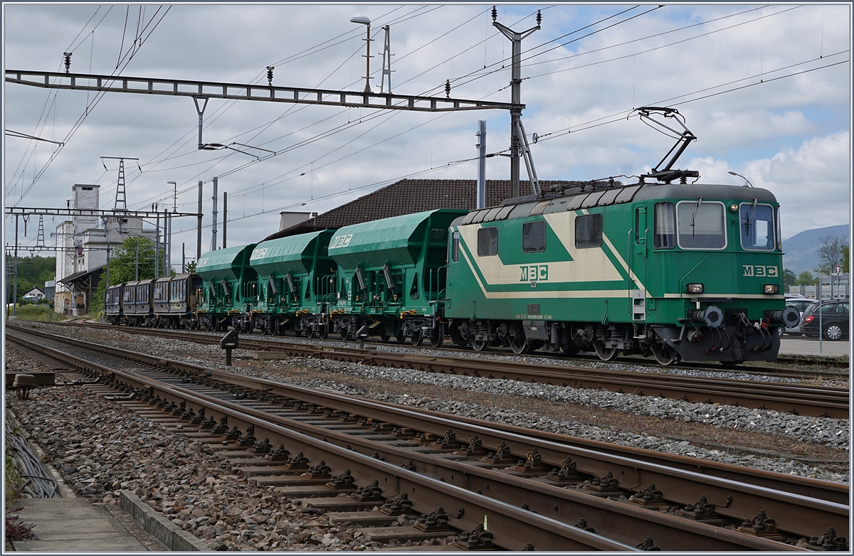 Die BAM MBC Re 4/4 II (91 85 4420 506-8 CH-MBC) wartet in Gland mit einem Leerzug* auf die Rückfahrt nach Apples.
 9. Mai 2017

*einige der mit Kies auf der Hinfahrt beladenen Wagen sind für die Rückfahrt mit Sand beladen worden.