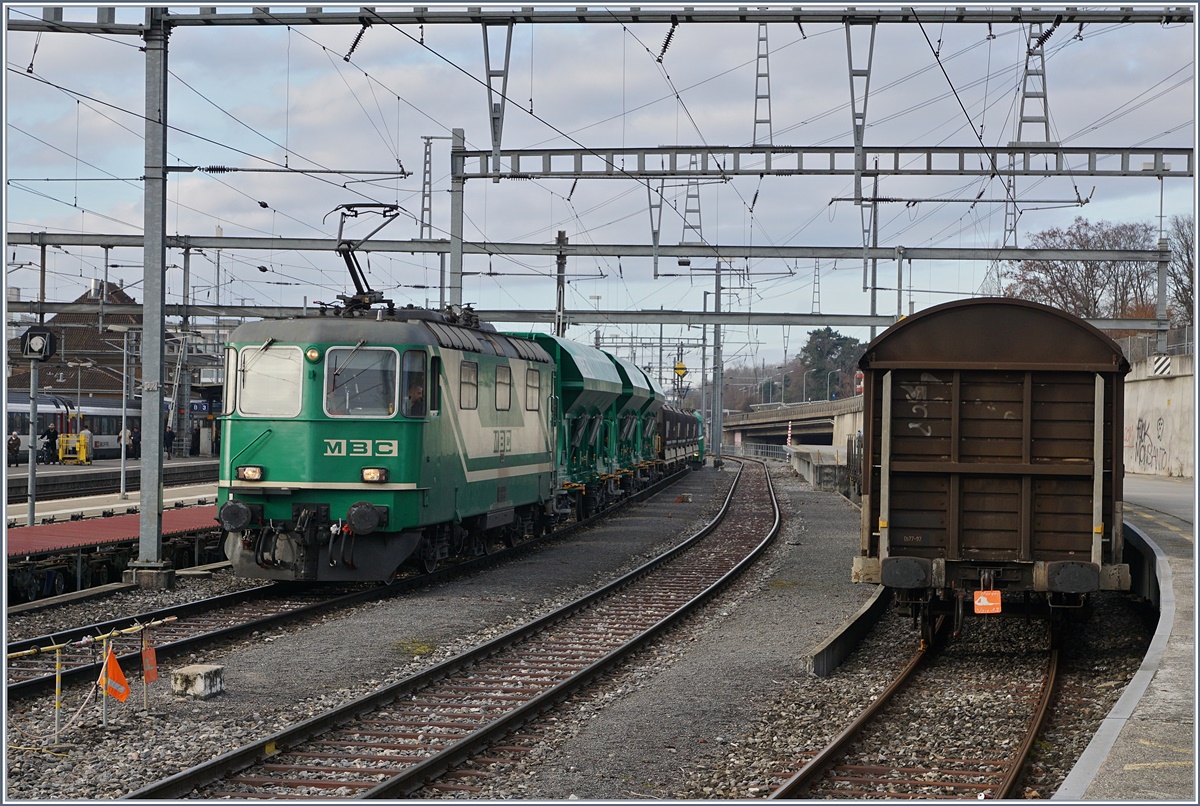 Die BAM Re 4/4 II (UIC 91 85 4420 506 8 CH MBC) manöveriert nun ihren leeren Zug aus Gland auf die frei geworden Rollbockgrube.
22. Feb. 2017