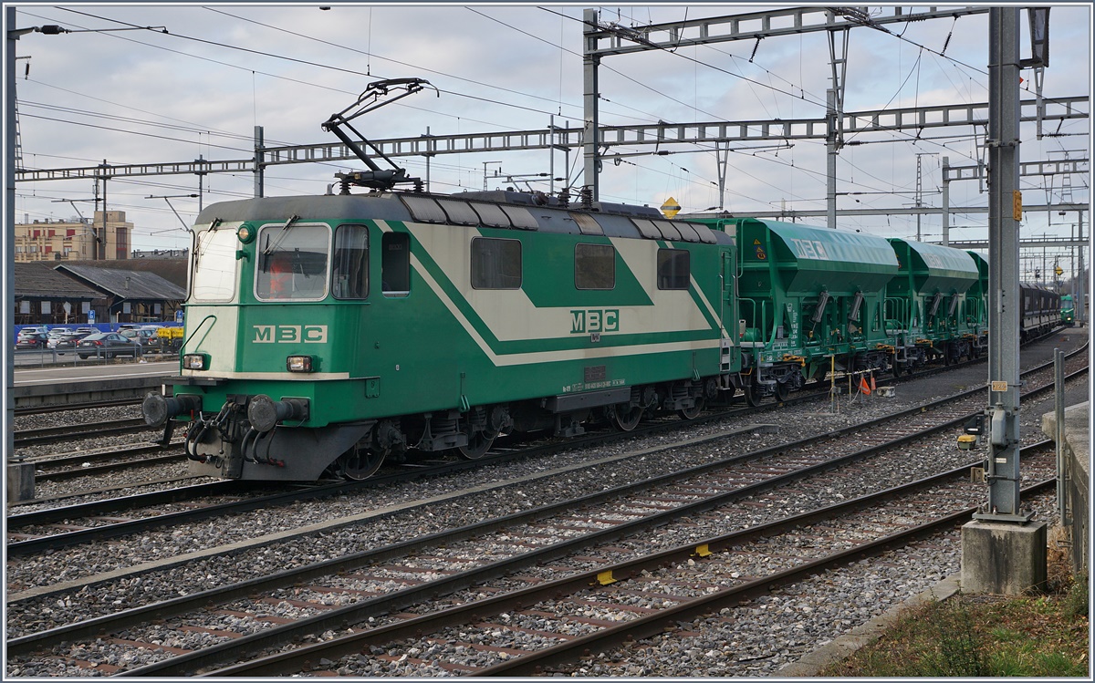 Die BAM Re 4/4 II (UIC 91 85 4420 506 8 CH MBC) manöveriert nun ihren leeren Zug aus Gland auf die frei geworden Rollbockgrube.
22. Feb. 2017