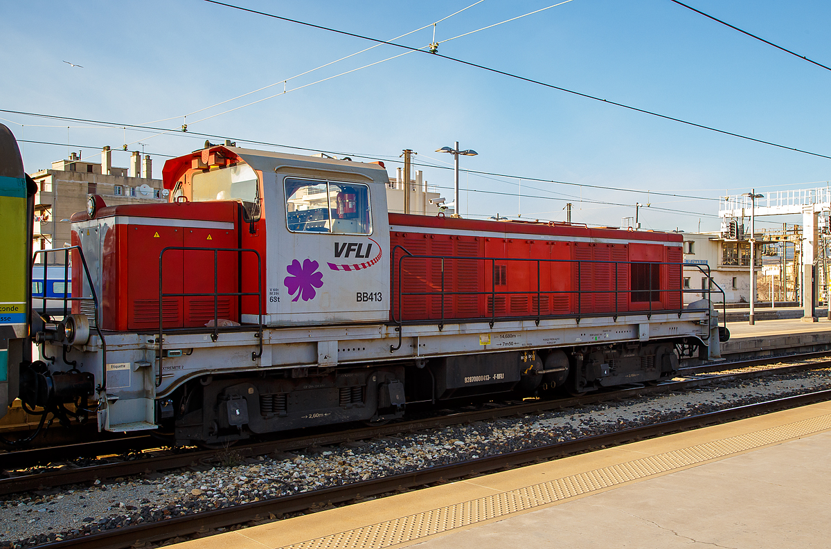 Die BB413 (92870000413-0-F-VFLI) der VFLI (Voies ferres locales et industrielles), ex SNCF BB 63583, zieht einen (leeren) Coral Toz Zug am 26.03.2015 aus den Bahnhof Marseille Saint-Charles in den Abstellbereich. Die VFLI Baureihe BB 400 ist eine modernisierte Lok der SNCF Baureihe BB 63500. Die BB 413 ist die ex SNCF BB 63583

Die dieselelektrischen Lokomotiven der Baureihe BB 63500 der franzsischen Staatsbahn SNCF, wurden zwischen 1956 und 1971 geliefert. Sie werden fr alle Zuggattungen eingesetzt.

Sie wurden von Brissonneau & Lotz in Paris hergestellt, der Dieselmotor vom Typ MGO V12 SH wurde von der Socit Alsacienne de Constructions Mcaniques (SACM) in Mulhouse (Mlhausen) bezogen.


TECHNISCHE DATEN der SNCF BB 63500:
Anzahl:  580
Spurweite:  1.435 mm (Normalspur)
Achsformel:  Bo'Bo'
Lnge ber Puffer:  14.680 mm
Breite: 2.800 mm
Hhe: 3.980 mm
Drehzapfenabstand: 7.500 mm
Achsabstand im Drehgestell: 2.600 mm
Dienstgewicht:  68 t
Hchstgeschwindigkeit: 90 km/h
Installierte Leistung:  450 kW
Treibraddurchmesser:  1.050 mm
Dieselmotor: V12-Zylinder-Dieselmotor, Typ SACM MGO V12 SH
Tankinhalt:  3.000 l
Verbrauch: ca. 3 l/km
Antrieb:  dieselelektrisch
Fahrmotoren: 4 Stck 453 29 BL 170 V fremdbelftet 
Kupplungstyp:  Schraubenkupplung
