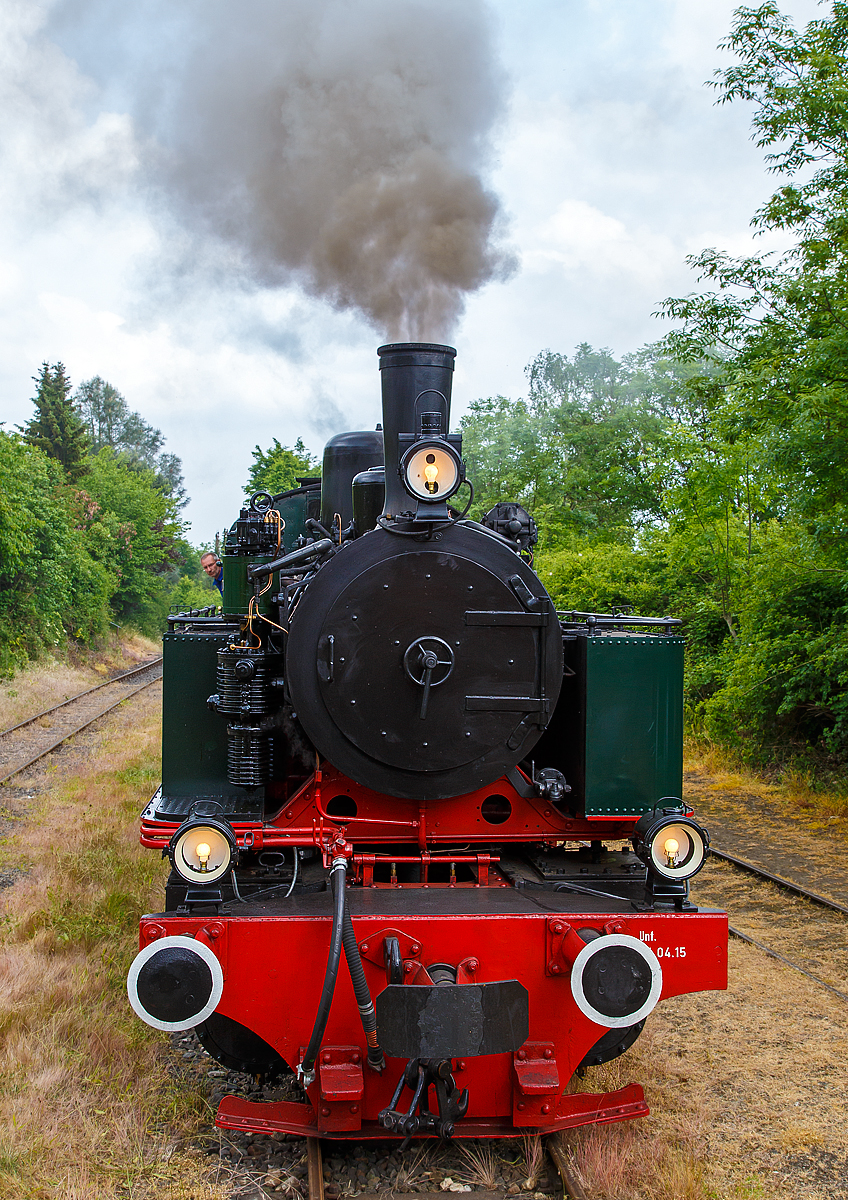Die BBn4vt 1.000 mm Mallet- Dampflok 11sm (sm = schwere Mallet) der Brohltalbahn, eine Humboldt M.105, fährt am 24.05.2015 im Bahnhof Oberzissen an unseren Zug heran. Ich stehe auf der Plattform des 1. Wagens.