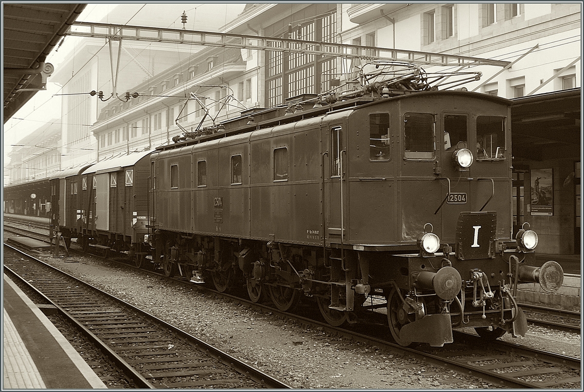 Die Be 4/7 12504 mit zwei Gterwagen am 13. Januar 2009 in Lausanne. Baujahr 1922; mit einem Gewicht 111 Tonnen leist die Lok 2400 PS und kann bis zu 80 km/h schnell fahren. 