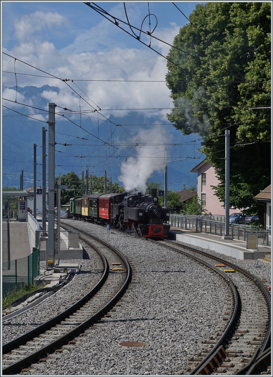 Die beide Dampfloks G 2x 2/2 105 und HG 3/4 N° 3 erreichen mit ihrem Extrazug von Vevey nach Chaulin den Bahnhof von St-Légier Gare. 

6. Juni 2022