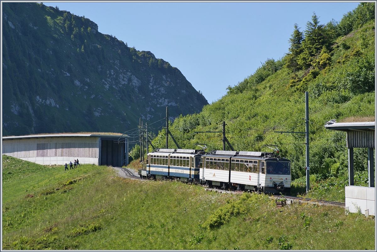 Die beiden Bhe 4/8 304 und 305 zwischen Jaman und der Gipfelstation.
1. Juli 2018