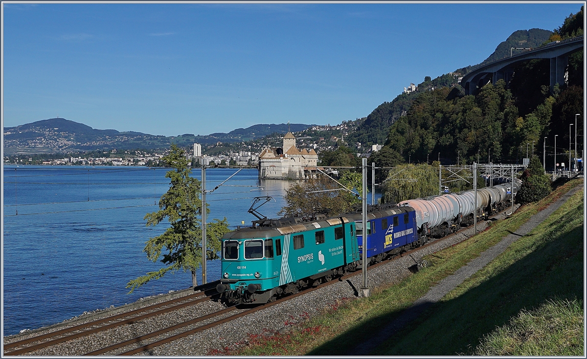 Die beiden Re 4/4 114 und 111 sind mit ihrem Güterzug bei Villeneuve auf der Fahrt Richtung Wallis. Im Hintergrund ist das Château Chillon zu erkennen. 

11. Okt. 2019