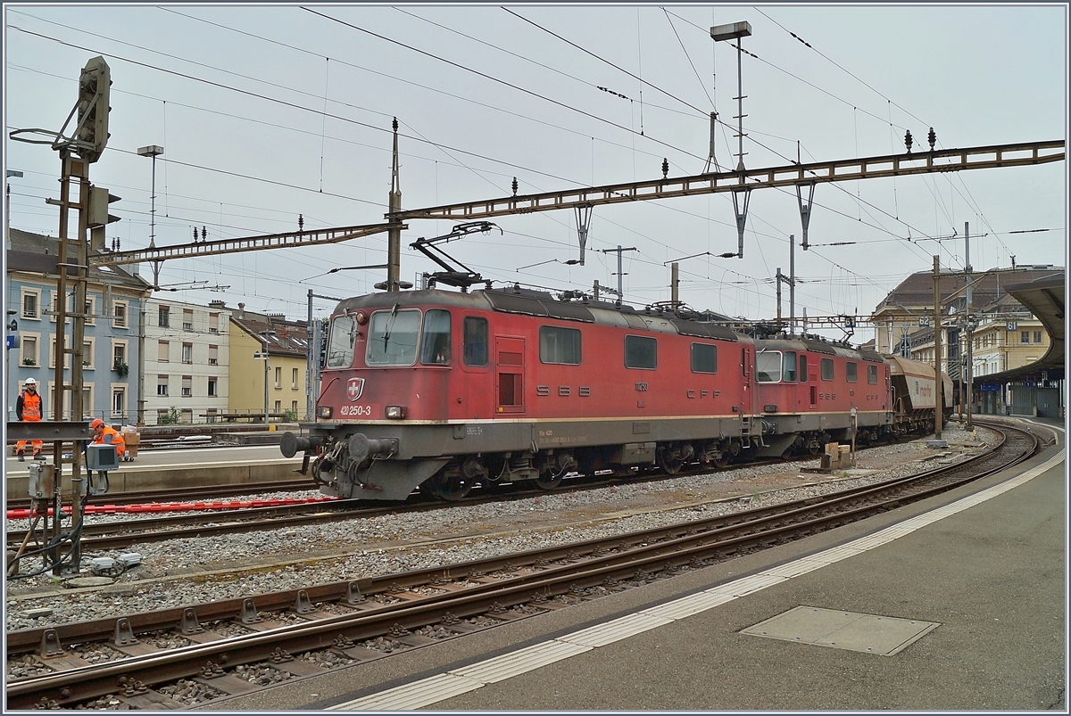 
Die beiden Re 4/4 II 11250 und 11275 mit dem  Spaghetti-Zug  von Frankreich nach Italien warten in Lausanne auf freie Strecke Richtung Wallis.

21. April 2020