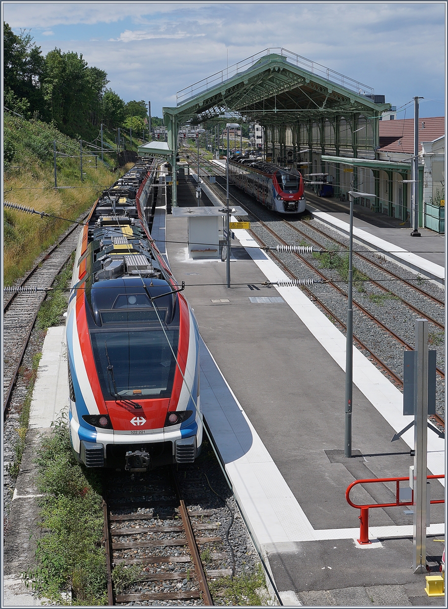 Die beiden SBB LEX RABe 522 214 und 221 warten in Evian-Les-Bains auf ihre Abfahrt (15:21) nach Coppet.
Im Hintergrund der SNCF Régiolis tricourant Z 31519 ebenfalls nach Coppet, mit der Planabfahrt um 13:21.

15. Juni 2020