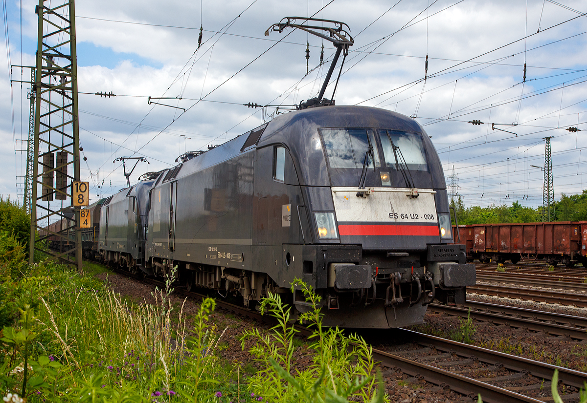 
Die beiden schwarzen an die NIAG - Niederrheinische Verkehrsbetriebe AG vermieteten MRCE Dispoloks ES 64 U2-008 / LZB 182 508-2 (91 80 6182 508-2 D-DISPO) und  ES 64 U2-018 / LZB 182 518-1 (91 80 6182 518-1 D-DISPO) ziehen am 18.06.2017 einen Kohlezug (Kohlewagen der Gattung Falns der Touax Touax Rail) durch Koblenz-Lützel in Richtung Süden.