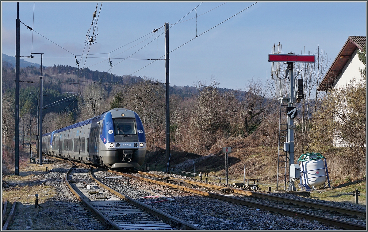 Die beiden SNCF Z 27751 und 27755 erreichen den Bahnhof St-Pierre-en-Faucigny, wo der TER von Lyon nach St-Gervais Les Bains-Le-Fayette unterwegs durchfährt. Ich diese Leistung im Fahrplan nicht gefunden somit könnte es sich also um eine (Ferien)-Zusatzleistung handeln. Links im Bild zeigt sich das Ausfahrt-Formsignal, mit welchen noch zahlreiche Bahnhöfe der Strecken ausgerüstet sind, doch sind Bestrebungen im Gange diese Signale in nicht allzu weiter Zukunft zu ersetzen. 

12. Februar 2022