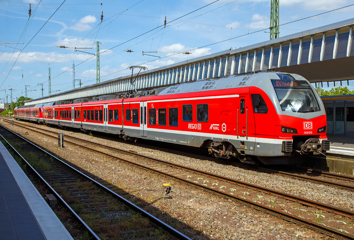 
Die beiden vierteiligen Stadler FLIRT 3 der DB Regio AG NRW 1428 010 und 1428 013 stehen am 01.06.2017 im Hauptbahnhof Münster (Westf) zur Abfahrt, als RE 42  Niers-Haard-Express , nach Mönchengladbach Hbf bereit.
