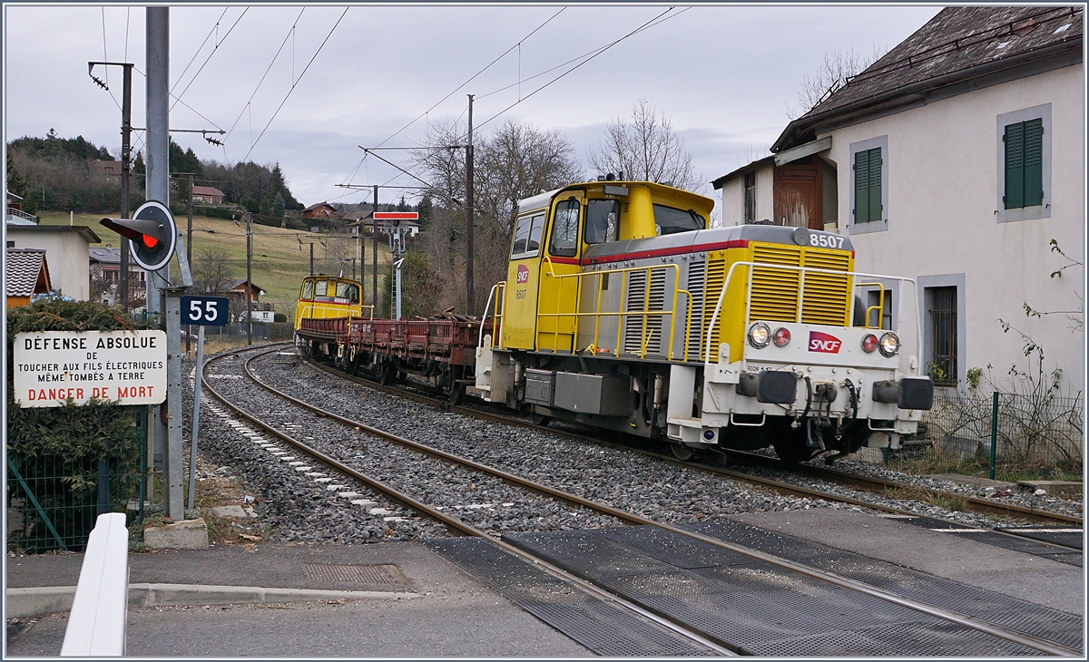 Die beiden Y 8507 und Y 8705 mit ihren beiden Dienstgüterwagen bei der Durchfahrt in Groisy-Thorens-la-Caille; beachtenswert das mechanische Ausfahrsignal der Gegenrichtung.

13. Februar 2020
