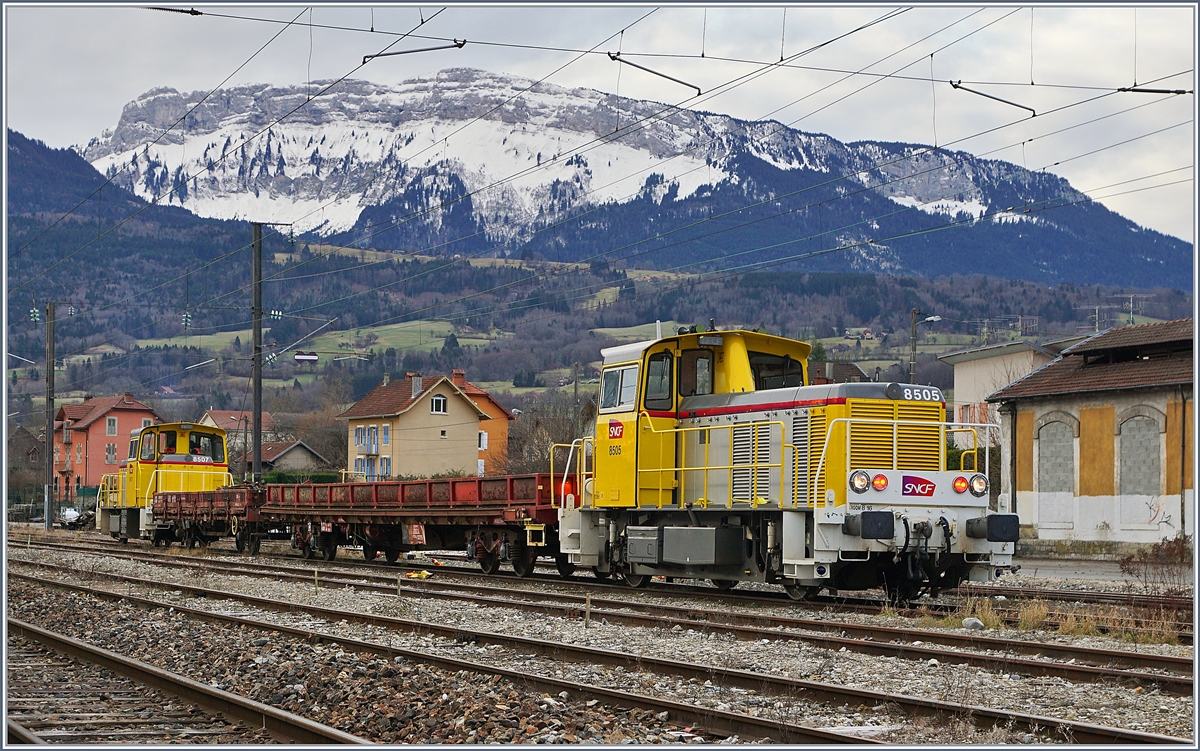 Die beiden Y 8507 und Y 8705 bereiten sich in La Roche sur Foron mit den beiden Dienstgüterwagen für ihre Fahrt vor. 

13. Februar 2020
