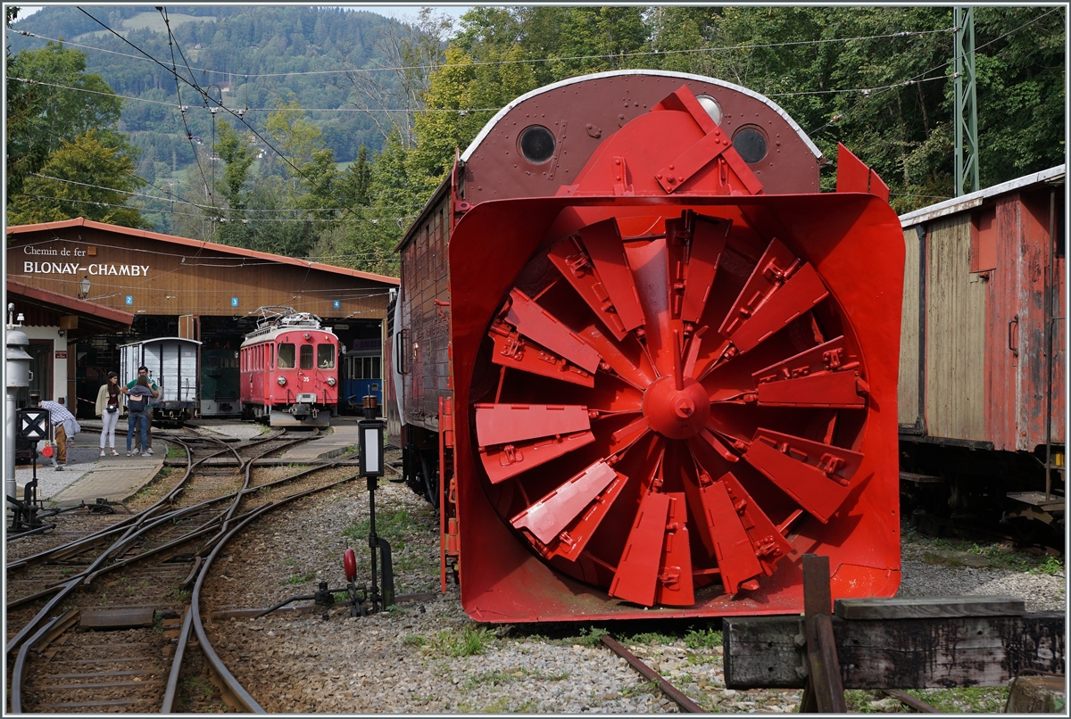 Die Bernina Bahn Dampfschneeschleuder mit ihren mächtigen Schaufelräder im Vordergrund und de RhB ABe 4/4 I 35 vermitteln bei der Blonay-Chamby Bahn einen Hauch Rhb-Ambiente. 

2. Ok.t 2021