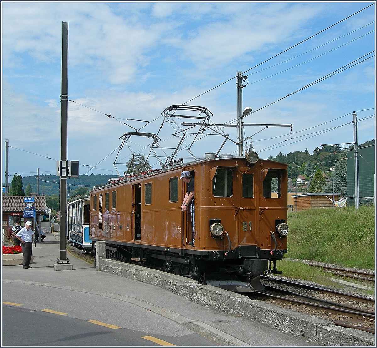 Die Bernina Bahn Ge 4/4 81 der Blonay-Chamby Bahn wartet in Blonay auf die Abfahrt nach Chaulin. 

16. August 2020