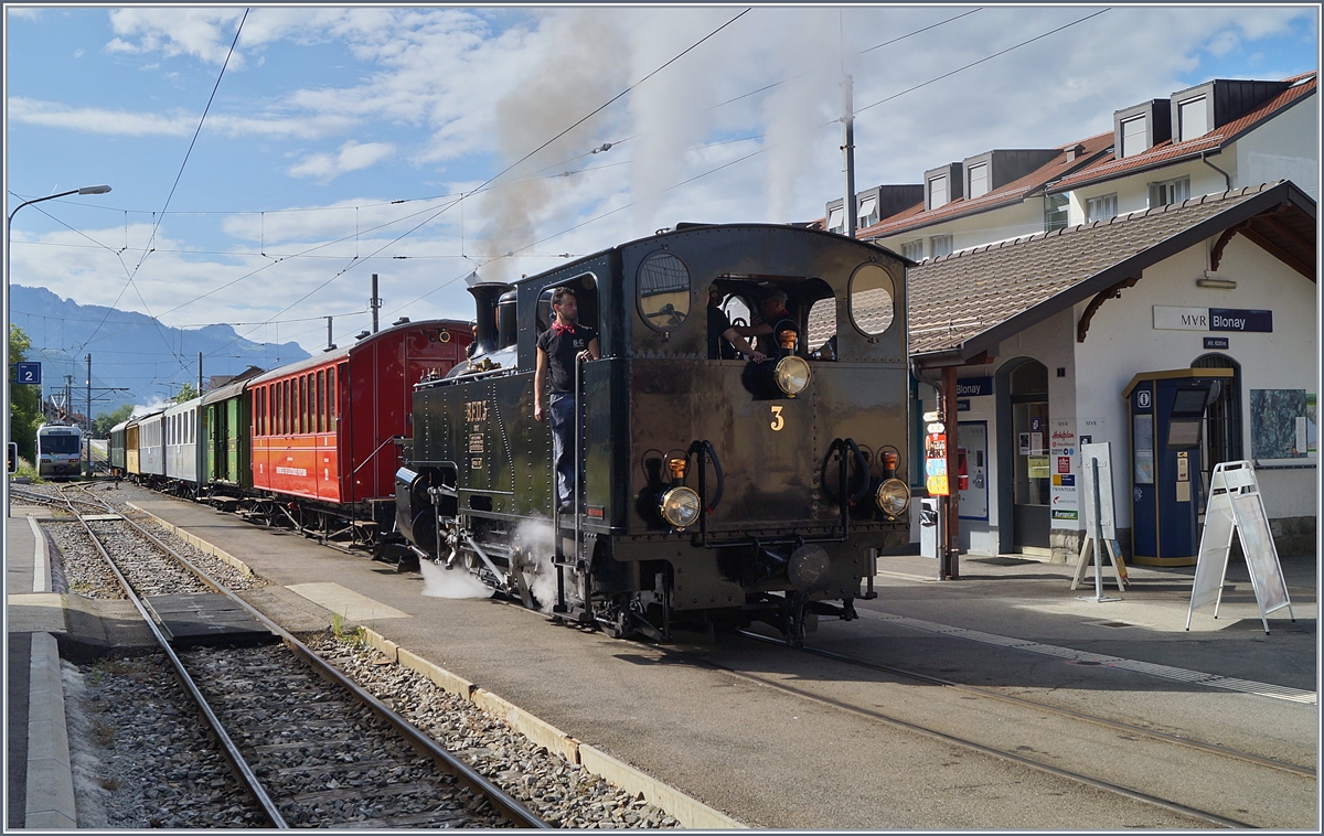 Die B.F.D. HG 3/4 N° 3 steht mit der DFB HG3/4 N° 4 in Blonay mit dem Riviera Belle Epoque Zug zur Fahrt nach Vevey bereit. 

21. Mai 2018