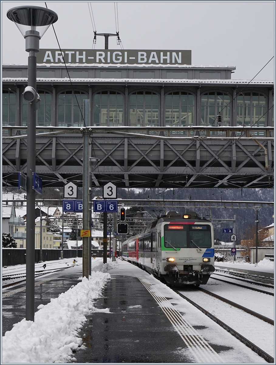 Die Bildüberschrift stimmt nicht ganz, da kommt nicht eine Arth-Rigi-Bahn, sondern der Voralpenexpress erreicht Arth-Goldau.
5. Jan. 2017
