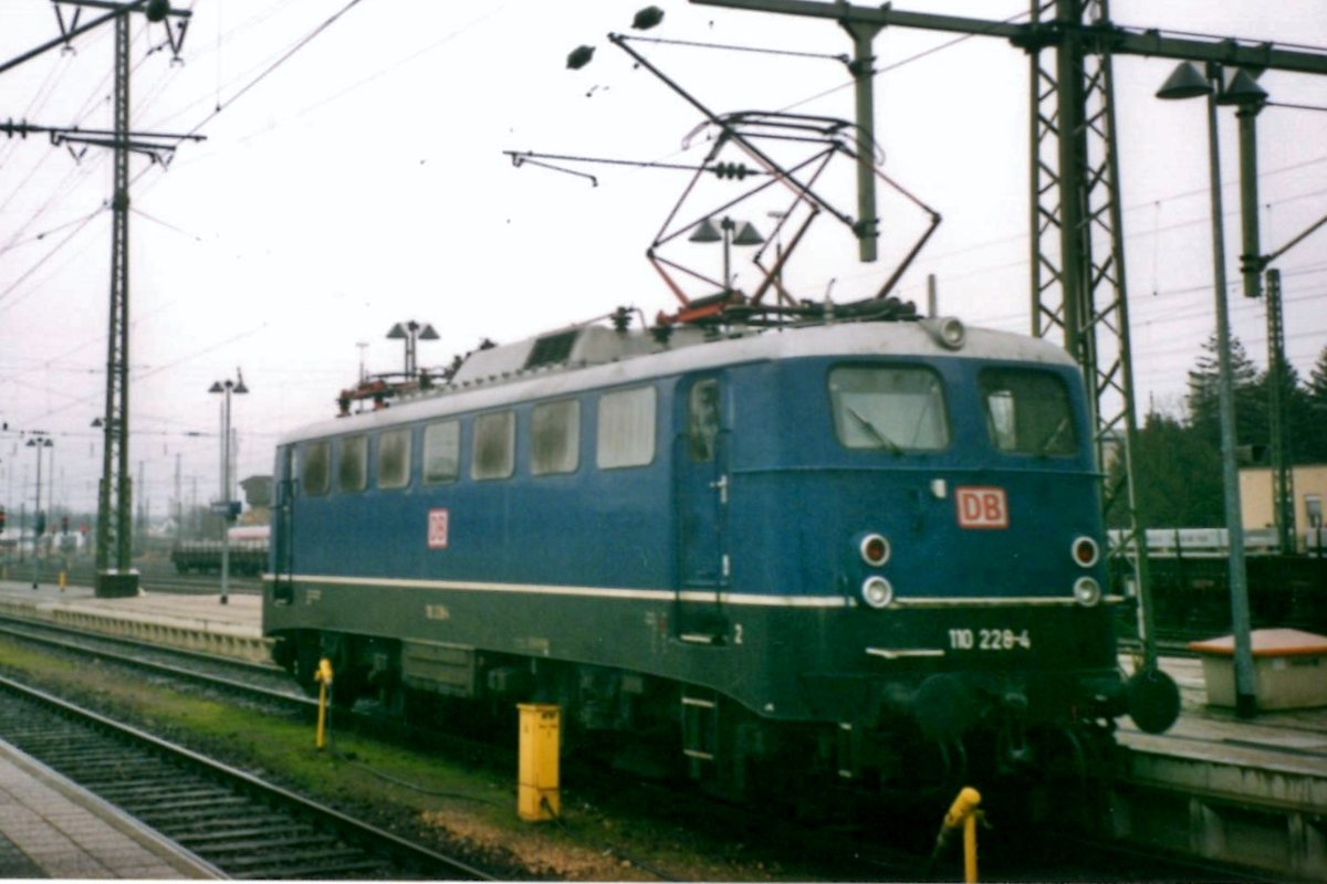 Die Blaue Stuttgarterin 110 228 steht am 24 Mai 2002 in Singen (Hohentwiel).
