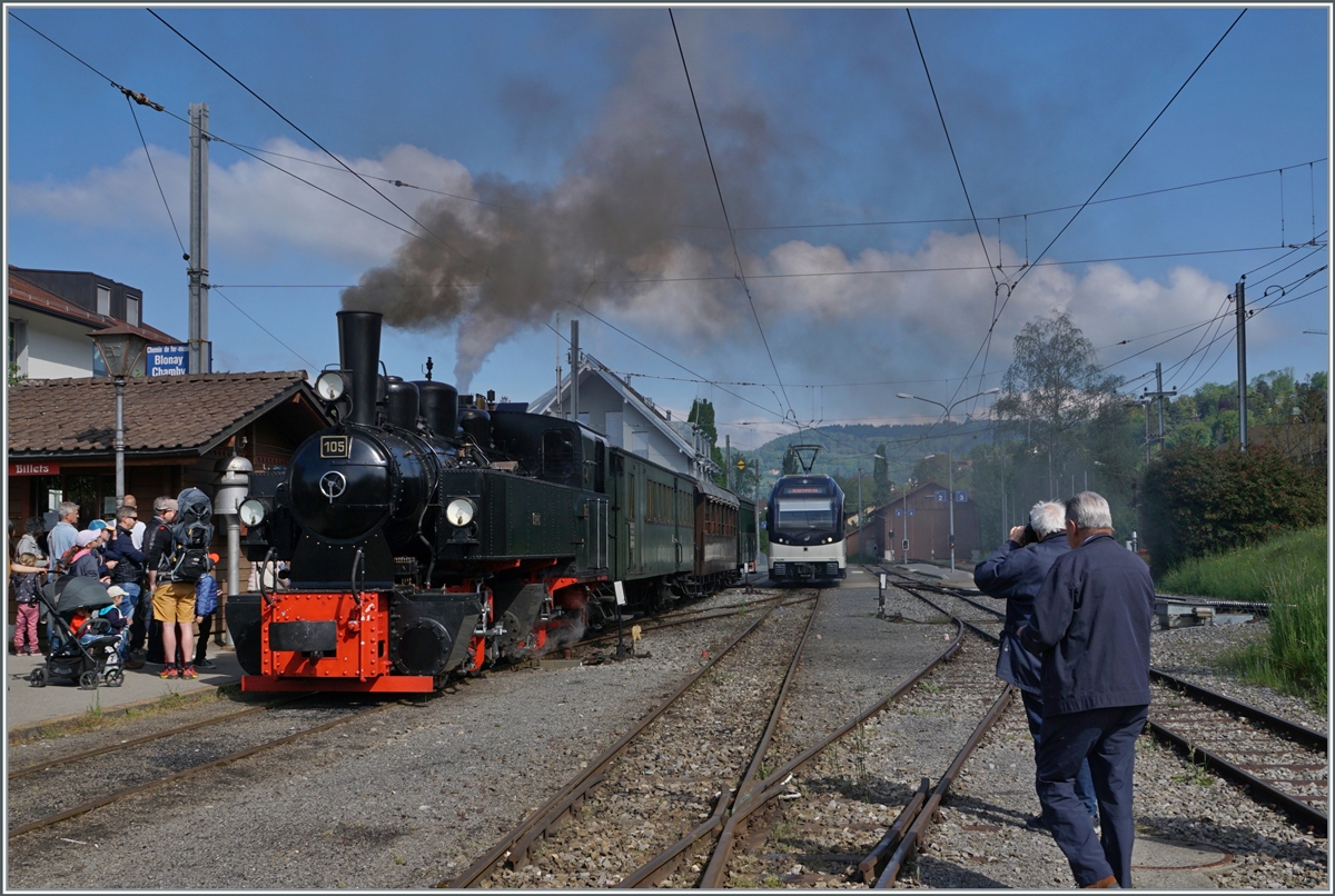 Die Blonay-Chamby Bahn Saison ist eröffnet! Und gleich der erste Zug fuhr (abweichend vom Plan) bereits mit Dampf, was wohl auf den starken Andrang zurückzuführen ist. Im Bild rangiert die Blonay-Chamby G 2x 2/2 105 um den ersten Zug von Blonay nach Chaulin zu übernehmen. 

7. Mai 2022