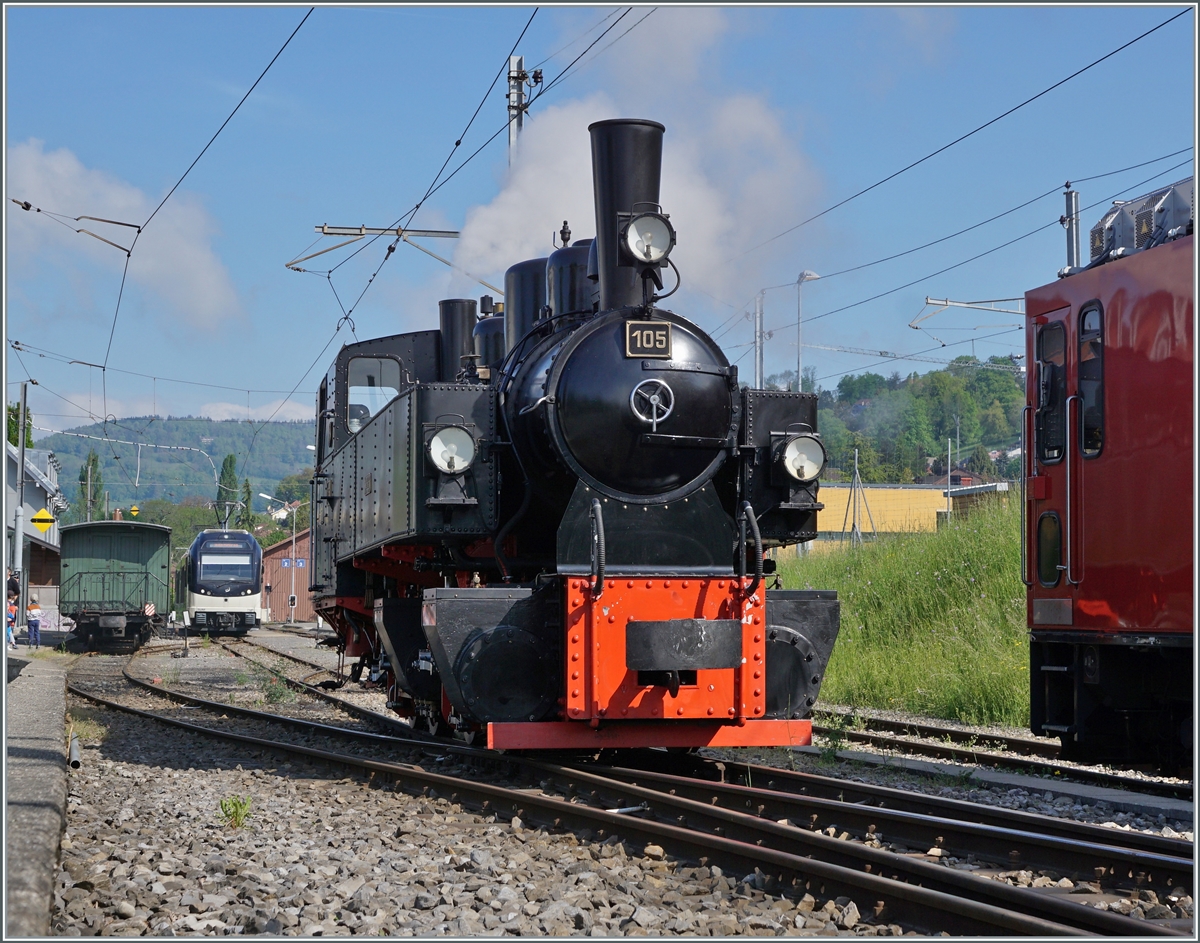 Die Blonay-Chamby Bahn Saison ist eröffnet! Und gleich der erste Zug fuhr (abweichend vom Plan) bereits mit Dampf, was wohl auf den starken Andrang zurückzuführen ist. Im Bild rangiert die Blonay-Chamby G 2x 2/2 105, um den ersten Zug von Blonay nach Chaulin zu übernehmen.

7. Mai 2022 