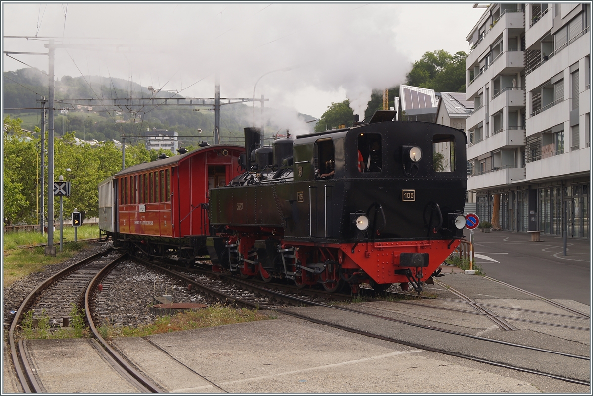 Die Blonay-Chamby g 2x 2/2 105 rangiert den aus Chaulin in Vevey angekommen Leerzug zum Umfahren ins Bahnhofsvorfeld.

20. Juni 2021