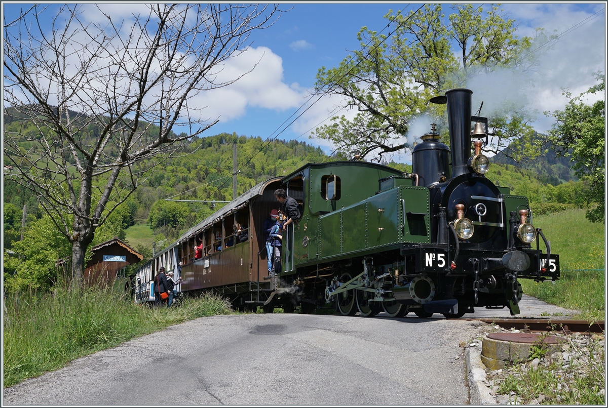 Die Blonay-Chamby G 3/3 N° 5 hält mit ihrem Personenzug nach Chaulin in Cornaux. 

22. Mai 2021
