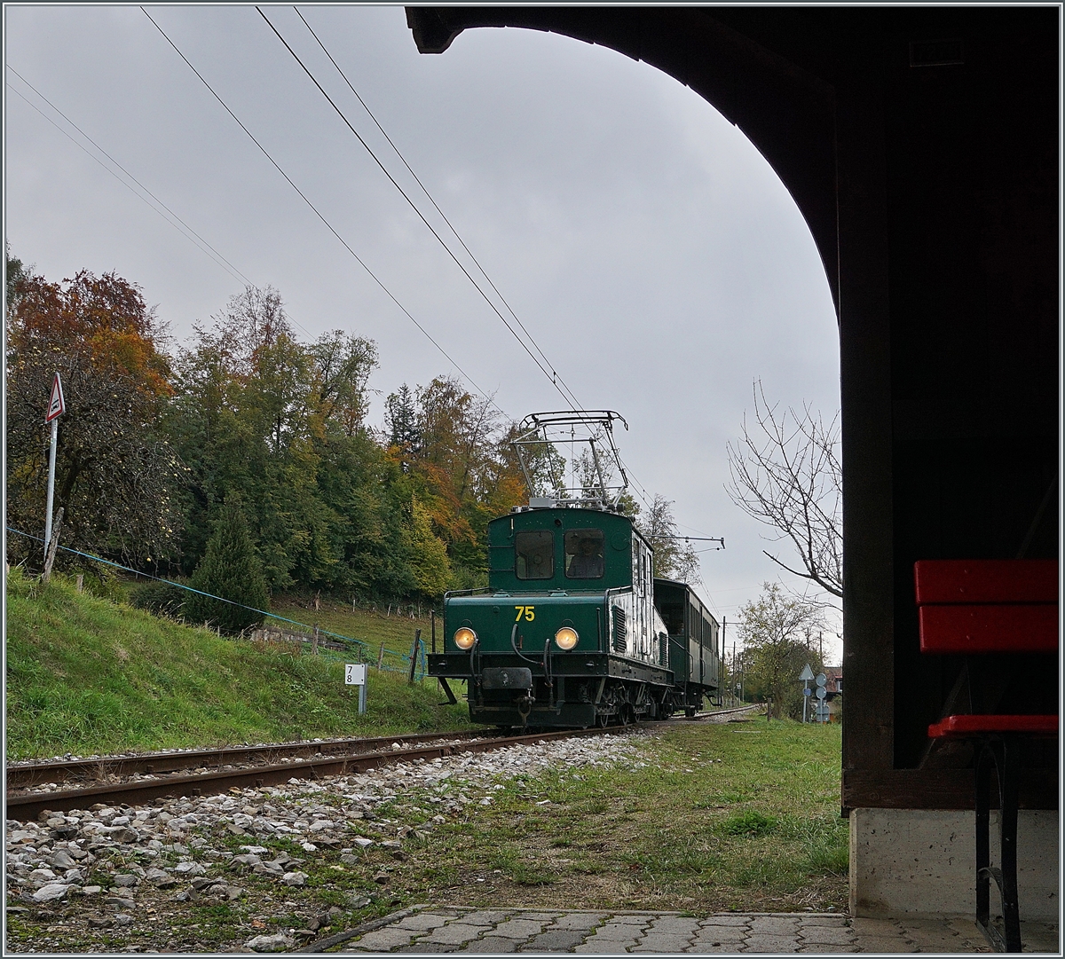 Die Blonay-Chamby +GF+ Ge 4/4 75 erreicht auf ihrer Fahrt nach Blonay die Haltestelle Cornaux.

18. Okt. 2020