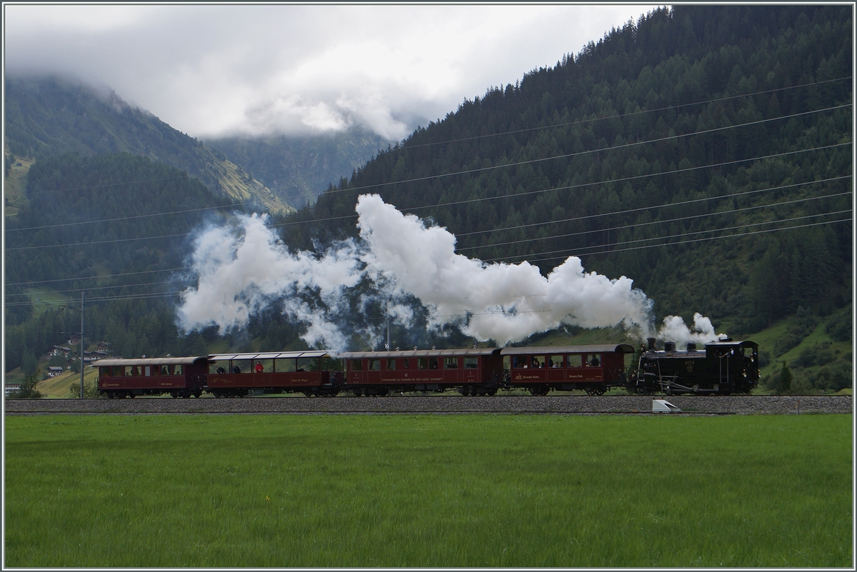 Die Blonay-Chamy Bahn HG 3/4 mit einem Extrazug zur Ferie 100 Jahre Brig - Gletsch bei Oberwald.
16. August 2014