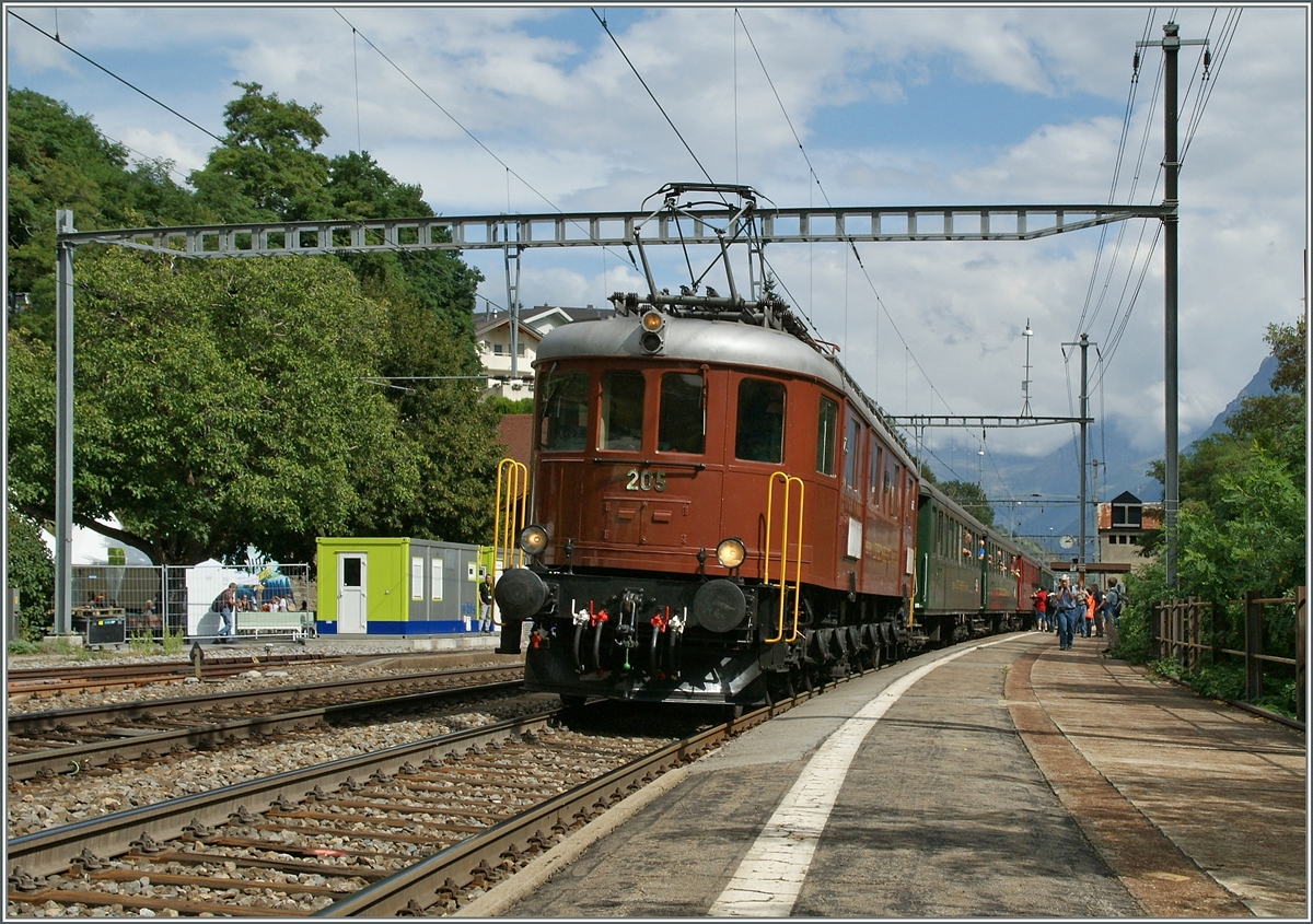 Die BLS Ae 6/8 205 anlsslich des  Sdrampenfests  (100 Jahre BLS) mit der  Swiss-Classic  Komposition beim Halt in Ausserberg.
7. Sept. 2013