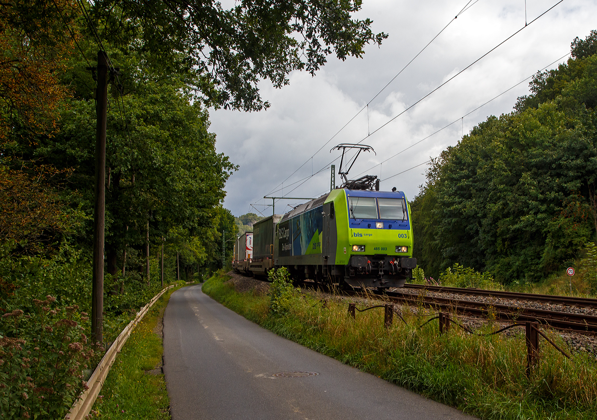 Die BLS Cargo 003 - Re 485 003-8  (91 85 4485 003-8 CH-BLSC) fährt am 26.08.2021 mit einem KLV-Zug bei Wissen (Sieg) über die Siegstrecke (KBS 460) in Richtung Köln.

Die TRAXX F140 AC1 wurde 2003 von 	Bombardier in Kassel unter der Fabriknummer 33548 gebaut und an die BLS Cargo geliefert. Die Loks sind nur für die Schweiz und Deutschland zugelassen.

Die BLS Cargo AG bestellte 2002 die elektrischen Zweifrequenz-Güterloks des Typs Re 485, mit der Option über weitere 10 Stück. Die Lok sollen vor allem grenzüberschreitend im Verkehr mit Deutschland eingesetzt werden. 

Die Re 485 (TRAXX F140 AC1) sind 85 Tonnen schwer und 140 km/h schnell. Mit der installierten Leistung von 5,6 MW ist sie geeignet für den Transport schwerer Güterzüge über die Lötschberg—Simplon-Bergstrecke ebenso wie durch den Lötschberg-Basistunnel. Sie verfügt über je zwei Stromabnehmer für Deutschland und für die Schweiz und ist mit Zugsicherungssystemen beider Länder ausgerüstet.

Zusammen mit den technisch gleich ausgerüsteten DB-Cargo-Maschinen der Baureihe 185 sollen künftig - im Sinne der Kooperation der beiden Güterverkehrsunternehmen - Abläufe beschleunigt und Synergien erzielt werden.

TECHNISCHE DATEN:
Spurweite:  1.435 mm (Normalspur)
Achsformel:  Bo’Bo’
Länge über Puffer:  18.900 mm
Höhe:  4.385 mm
Breite:  2.978 mm
Drehzapfenabstand:  10.400 mm
Achsabstand im Drehgestell: 2.600 mm
Dienstmasse:  85 t
Höchstgeschwindigkeit:  140 km/h
Dauerleistung:  5.600 kW
Dauerzugkraft:  300 kN
Treibraddurchmesser:  1.250 mm
Stromsysteme:  15 kV 16,7 Hz (und 25 kV 50 Hz) Wechselstrom 	
Antrieb:  Tatzlager
