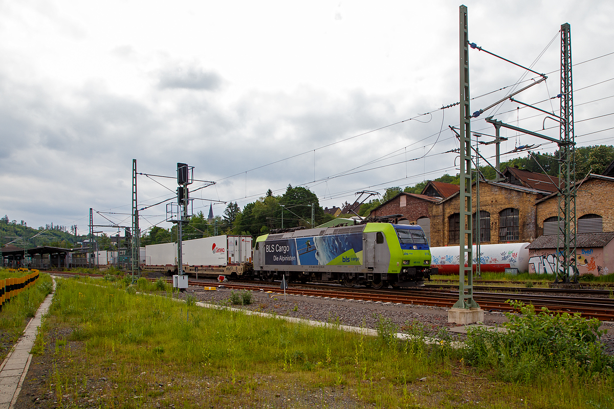 Die BLS Cargo 010, Re 485 010-3 (91 85 4485 010-3 CH-BLSC) fährt am 08.06.2021 mit einem KLV/CargoBeamer Alpinzug Domodossola- Kaldenkirchen, durch Betzdorf (Sieg) in Richtung Köln.

Die TRAXX F140 AC1 wurde 2003 von Bombardier in Kassel unter der Fabriknummer 33561 gebaut und an die BLS Cargo geliefert. Die Loks sind nur für die Schweiz und Deutschland zugelassen. 