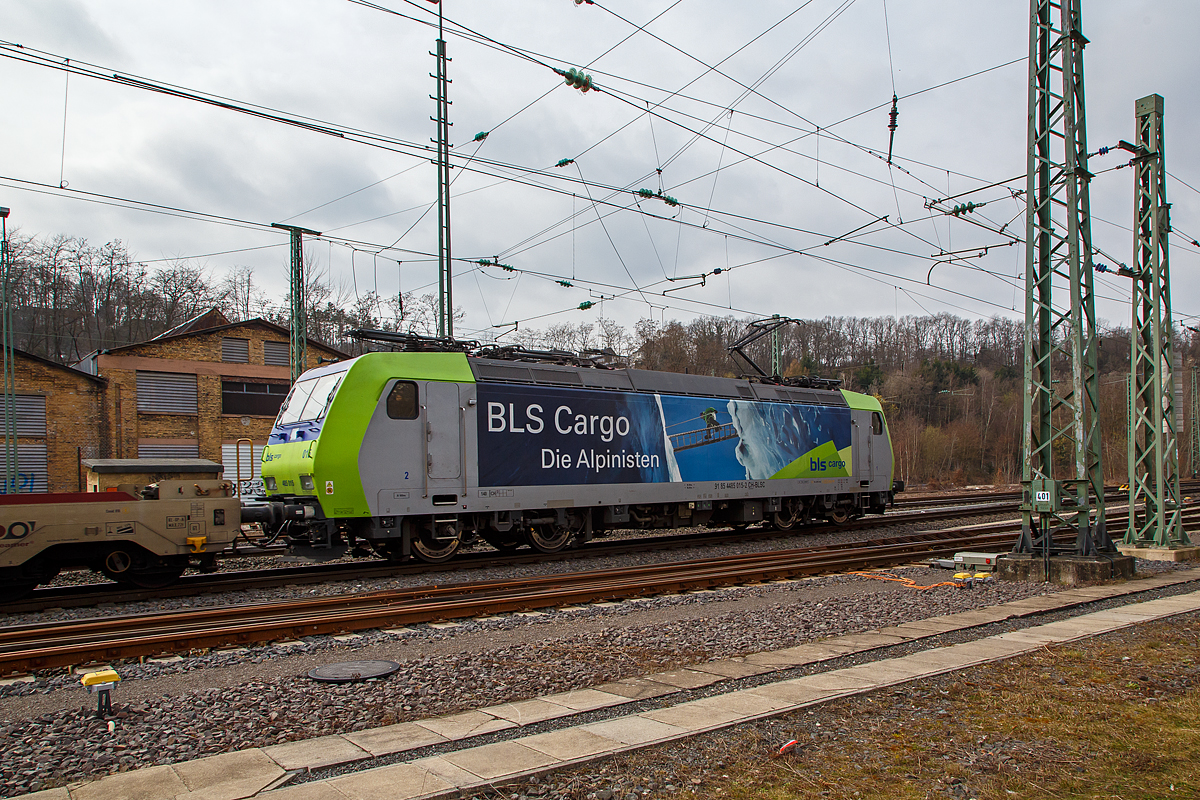 Die BLS Cargo 015, Re 485 015 (91 85 4485 015-2 CH-BLSC) fhrt am 23.03.2021 mit einem CargoBeamer Alpinzug Domodossola- Kaldenkirchen, durch Betzdorf (Sieg) in Richtung Kln.

Die TRAXX F140 AC1 wurde 2004 von  Bombardier in Kassel unter der Fabriknummer 33681 gebaut und an die BLS Cargo geliefert. Die Loks sind nur fr die Schweiz und Deutschland zugelassen.