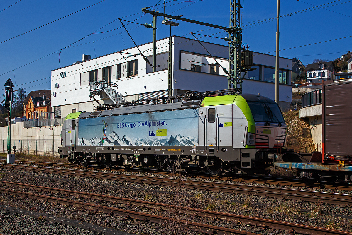 Die BLS Cargo 405 – Re 475 405-7 (91 85 4475 405-7 CH-BLSC) fhrt am 24.03.202, mit einem KLV-Zug, durch Niederschelden ber Siegstrecke (KBS 460) in Richtung Kln.

Die Siemens Vectron MS (200 km/h - 6.4 MW) wurden 2016 von Siemens unter der Fabriknummer 22066gebaut, sie hat die Zulassungen fr CH/D/A/I/NL und kann so vom Mittelmeer bis an die Nordsee ohne Lokwechsel durchfahren.