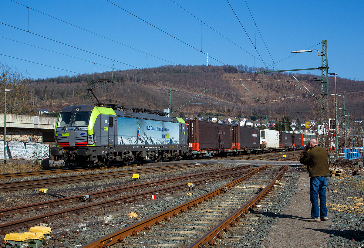 Die BLS Cargo 405 – Re 475 405-7 (91 85 4475 405-7 CH-BLSC) fhrt am 24.03.202, mit einem KLV-Zug, durch Niederschelden ber Siegstrecke (KBS 460) in Richtung Kln.

Die Siemens Vectron MS (200 km/h - 6.4 MW) wurden 2016 von Siemens unter der Fabriknummer 22066gebaut, sie hat die Zulassungen fr CH/D/A/I/NL und kann so vom Mittelmeer bis an die Nordsee ohne Lokwechsel durchfahren.

Leider wissen nicht alle Kollegen wie man sich platzieren sollte, um den anderen nicht im Bild zu stehen. 