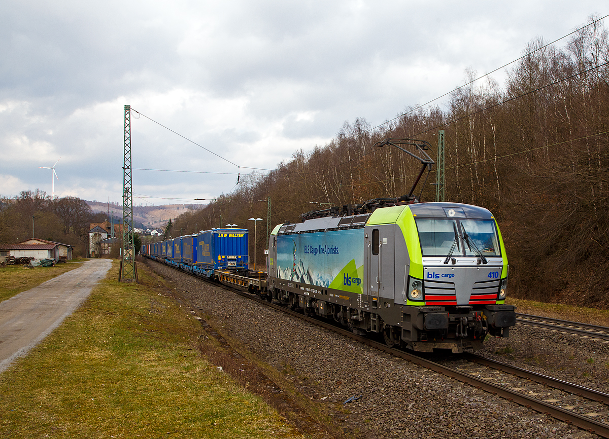 Die BLS Cargo 410 – Re 475 410-7 (91 85 4475 410-7 CH-BLSC) fährt am 26.03.202, mit einem langen KLV-Zug, durch Dillbrecht über Dillstrecke (KBS 445) in südlicher Richtung.

Die Siemens Vectron MS (200 km/h - 6.4 MW) wurden 2017 von Siemens unter der Fabriknummer 22071 gebaut, sie hat die Zulassungen für CH/D/A/I/NL und kann so vom Mittelmeer bis an die Nordsee ohne Lokwechsel durchfahren.