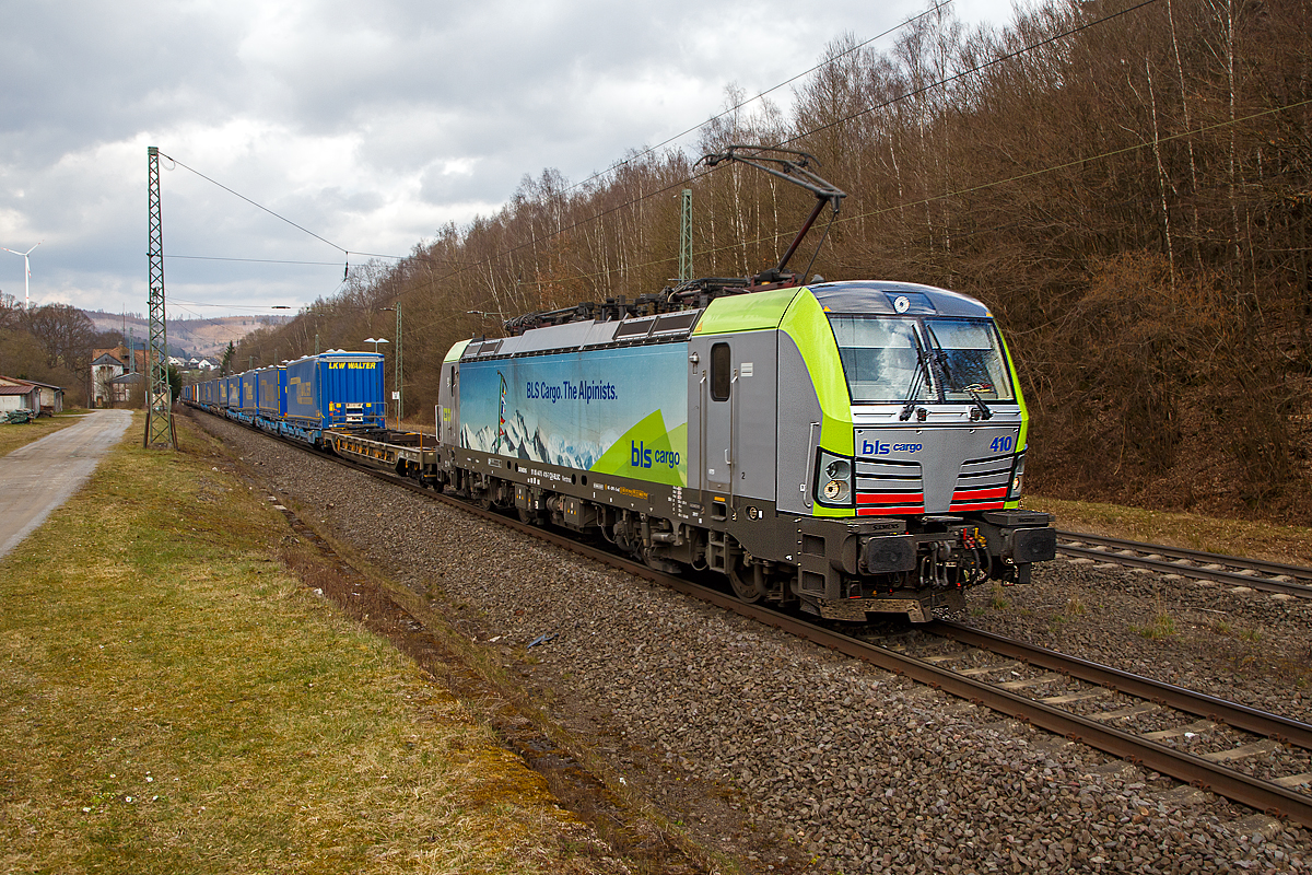 Die BLS Cargo 410 – Re 475 410-7 (91 85 4475 410-7 CH-BLSC) fährt am 26.03.202, mit einem langen KLV-Zug, durch Dillbrecht über Dillstrecke (KBS 445) in südlicher Richtung.

Die Siemens Vectron MS (200 km/h - 6.4 MW) wurden 2017 von Siemens unter der Fabriknummer 22071 gebaut, sie hat die Zulassungen für CH/D/A/I/NL und kann so vom Mittelmeer bis an die Nordsee ohne Lokwechsel durchfahren.