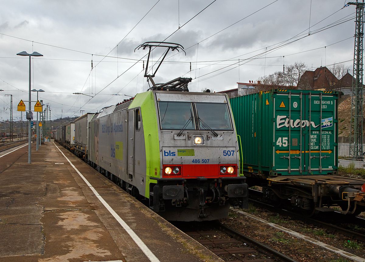 Die BLS Cargo 507, Re 486 507-7 (91 85 4486 507-7 CH-BLSC) fährt am 28.12.2017 mit einem KLV-Zug durch Weil am Rhein in Richtung Basel.

Die TRAXX F140 MS wurde 2008 von Bombardier in Kassel unter der Fabriknummer 34426 gebaut und an die BLS Cargo geliefert. Die Loks sind nur für die Schweiz, Deutschland, Italien und Österreich zugelassen.

Der Erfolg im Güterverkehr veranlasste die BLS zehn weitere TRAXX zu bestellen im Gegensatz zur ersten Serie TRAXX F140 AC1 mit der Bezeichnung Re 485 001 bis 485 020, die nur unter Wechselstrom fahren können, können die TRAXX F140 MS Re 486 501 bis 486 510 auch unter 3.000 Volt Gleichstrom eingesetzt werden. Bombardier hatte seit der ersten Lieferung Verbesserungen vorgenommen. Dabei wurde der Lokomotivkasten optimiert und die Traktionsausrüstung mit moderneren Komponenten versehen. Eine Nachbeschaffung wäre noch möglich gewesen, hätte aber dazu geführt, dass die Lokomotiven nicht auf dem neuesten Stand waren und nicht unter der Gleichstromfahrleitung eingesetzt werden konnten. Die eingebauten Zugbeeinflussungssysteme erlauben den Einsatz in Deutschland, Österreich, der Schweiz und Italien (DACHI). Anfänglich waren die Lokomotiven in der Schweiz nur für den Einsatz auf Strecken mit konventioneller Zugbeinflussung und nicht auf ETCS Level 2-Strecken zugelassen. Die Re 486 können unter sich und mit den Re 485 und Lokomotiven der Baureihe 185/186 in Vielfachsteuerung eingesetzt werden.

TECHNISCHE DATEN:
Spurweite:  1.435 mm (Normalspur)
Achsformel:  Bo’Bo’
Länge über Puffer:  18.900 mm
Höhe:  4.385 mm
Breite:  2.978 mm
Drehzapfenabstand:  10.400 mm
Achsabstand im Drehgestell: 2.600 mm
Dienstmasse:  85 t
Höchstgeschwindigkeit:  140 km/h
Dauerleistung:  5.600 kW
Dauerzugkraft:  300 kN
Treibraddurchmesser:  1.250 mm
Stromsysteme:  15 kV 16,7 Hz, 25 kV 50 Hz Wechselstrom sowie 3 kV und 1,5 kV Gleichstrom
Antrieb:  Tatzlager
