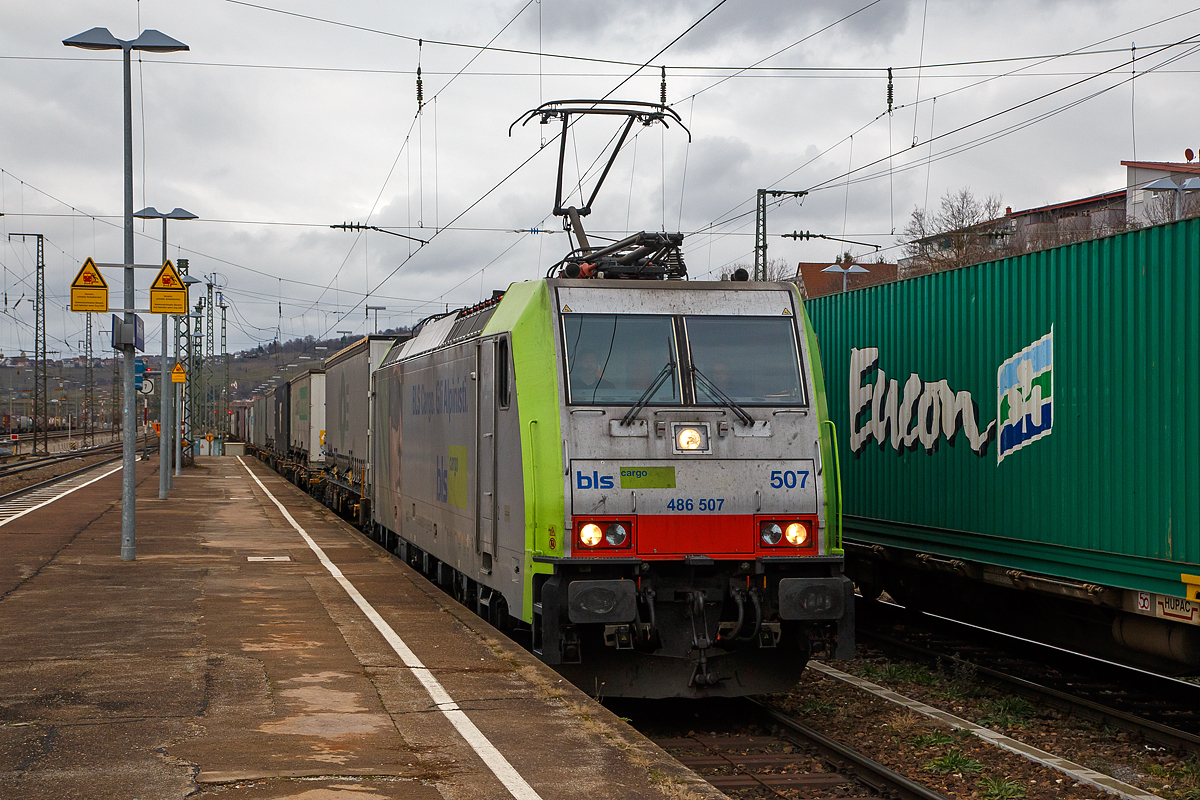Die BLS Cargo 507, Re 486 507-7 (91 85 4486 507-7 CH-BLSC) fährt am 28.12.2017 mit einem KLV-Zug durch Weil am Rhein in Richtung Basel.

Die TRAXX F140 MS 2 wurde 2008 von Bombardier in Kassel unter der Fabriknummer 34426 gebaut und an die BLS Cargo geliefert. Die Loks sind nur für die Schweiz, Deutschland, Italien und Österreich zugelassen.

Der Erfolg im Güterverkehr veranlasste die BLS zehn weitere TRAXX zu bestellen im Gegensatz zur ersten Serie TRAXX F140 AC1 mit der Bezeichnung Re 485 001 bis 485 020, die nur unter Wechselstrom fahren können, können die TRAXX F140 MS Re 486 501 bis 486 510 auch unter 3.000 Volt Gleichstrom eingesetzt werden. Bombardier hatte seit der ersten Lieferung Verbesserungen vorgenommen. Dabei wurde der Lokomotivkasten optimiert und die Traktionsausrüstung mit moderneren Komponenten versehen. Eine Nachbeschaffung wäre noch möglich gewesen, hätte aber dazu geführt, dass die Lokomotiven nicht auf dem neuesten Stand waren und nicht unter der Gleichstromfahrleitung eingesetzt werden konnten. Die eingebauten Zugbeeinflussungssysteme erlauben den Einsatz in Deutschland, Österreich, der Schweiz und Italien (DACHI). Anfänglich waren die Lokomotiven in der Schweiz nur für den Einsatz auf Strecken mit konventioneller Zugbeinflussung und nicht auf ETCS Level 2-Strecken zugelassen. Die Re 486 können unter sich und mit den Re 485 und Lokomotiven der Baureihe 185/186 in Vielfachsteuerung eingesetzt werden.

TECHNISCHE DATEN:
Spurweite:  1.435 mm (Normalspur)
Achsformel:  Bo’Bo’
Länge über Puffer:  18.900 mm
Höhe:  4.385 mm
Breite:  2.978 mm
Drehzapfenabstand:  10.400 mm
Achsabstand im Drehgestell: 2.600 mm
Dienstmasse:  85 t
Höchstgeschwindigkeit:  140 km/h
Dauerleistung:  5.600 kW
Dauerzugkraft:  300 kN
Treibraddurchmesser:  1.250 mm
Stromsysteme:  15 kV 16,7 Hz, 25 kV 50 Hz Wechselstrom sowie 3 kV und 1,5 kV Gleichstrom
Antrieb:  Tatzlager
