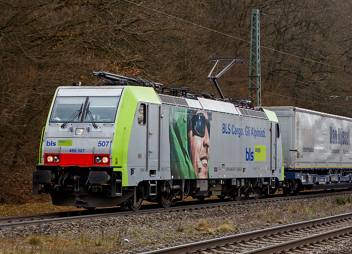 Die BLS Cargo 507, Re 486 507-7 (91 85 4486 507-7 CH-BLSC) fährt am 26.03.202, mit einem KLV-Zug, bei Dillbrecht über Dillstrecke (KBS 445) in nördlicher Richtung.

Die TRAXX F140 MS wurde 2008 von Bombardier in Kassel unter der Fabriknummer 34426 gebaut und an die BLS Cargo geliefert. Die Loks sind nur für die Schweiz, Deutschland, Italien und Österreich zugelassen.

Der Erfolg im Güterverkehr veranlasste die BLS zehn weitere TRAXX zu bestellen im Gegensatz zur ersten Serie TRAXX F140 AC1 mit der Bezeichnung Re 485 001 bis 485 020, die nur unter Wechselstrom fahren können, können die TRAXX F140 MS Re 486 501 bis 486 510 auch unter 3.000 Volt Gleichstrom eingesetzt werden. Bombardier hatte seit der ersten Lieferung Verbesserungen vorgenommen. Dabei wurde der Lokomotivkasten optimiert und die Traktionsausrüstung mit moderneren Komponenten versehen. Eine Nachbeschaffung wäre noch möglich gewesen, hätte aber dazu geführt, dass die Lokomotiven nicht auf dem neuesten Stand waren und nicht unter der Gleichstromfahrleitung eingesetzt werden konnten. Die eingebauten Zugbeeinflussungssysteme erlauben den Einsatz in Deutschland, Österreich, der Schweiz und Italien (DACHI). Anfänglich waren die Lokomotiven in der Schweiz nur für den Einsatz auf Strecken mit konventioneller Zugbeinflussung und nicht auf ETCS Level 2-Strecken zugelassen. Die Re 486 können unter sich und mit den Re 485 und Lokomotiven der Baureihe 185/186 in Vielfachsteuerung eingesetzt werden.

TECHNISCHE DATEN:
Spurweite:  1.435 mm (Normalspur)
Achsformel:  Bo’Bo’
Länge über Puffer:  18.900 mm
Höhe:  4.385 mm
Breite:  2.978 mm
Drehzapfenabstand:  10.400 mm
Achsabstand im Drehgestell: 2.600 mm
Dienstmasse:  85 t
Höchstgeschwindigkeit:  140 km/h
Dauerleistung:  5.600 kW
Dauerzugkraft:  300 kN
Treibraddurchmesser:  1.250 mm
Stromsysteme:  15 kV 16,7 Hz, 2