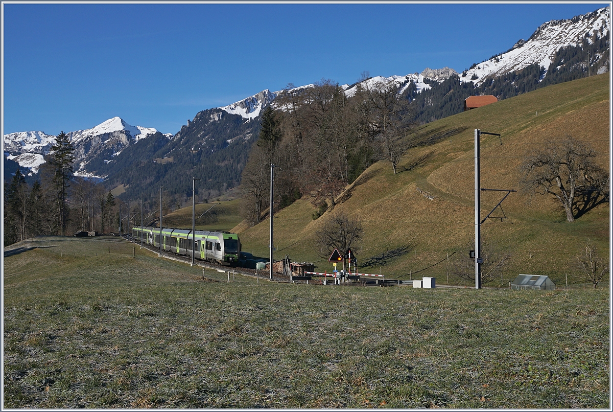 Die BLS  Lötschberger  RABe 535 124 und 535 118 auf der Fahrt von Zweisimmen nach Bern kurz vor Weissenburg (und der Bunschenbach Brücke).

12. Januar 2020 